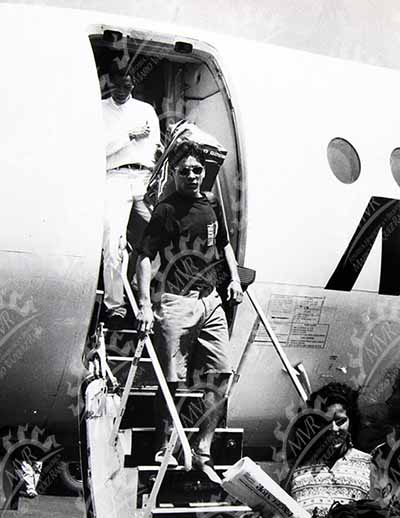 Jorge Campos bajando de avión